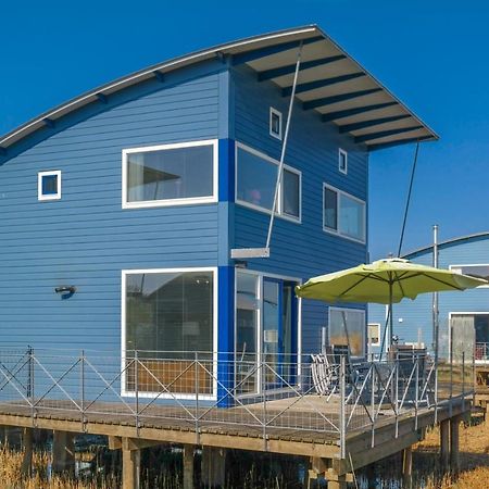 6 Pers. Waterfront Home Seeblick, Equipped Stilt House On The Water Anjum Buitenkant foto